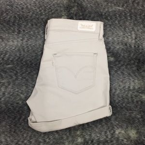 Women’s Levi’s Mid Rise Cuffed Shorts 28